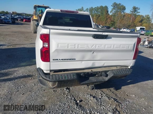 ✅ 2023 Chevrolet Silverado 1500 Work Truck • VIN: 1GCRDAED8PZ142227 • Lot: 43235296. Wystawiony na IAAI z przebiegiem 20 029 mil. Bezpłatny archiwum sprzedaży aukcyjnych z USA i szczegółowy raport historii pojazdu na DreamBid. Zdjęcie 17.