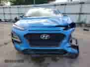 ✅ 2019 Hyundai Kona SE • VIN: KM8K1CAA9KU279115 • Lot: 65712513. Wystawiony na Copart z przebiegiem 62 327 mil mil. Skorzystaj z bezpłatnego archiwum sprzedaży aukcyjnych z USA i zobacz szczegółowy raport historii pojazdu na DreamBid. Zdjęcie 5.
