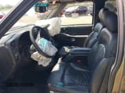 ✅ 2000 Chevrolet Blazer LS • VIN: 1GNDT13W8Y2361644 • Lot: 42757781. Wystawiony na IAAI z przebiegiem 142 824 mil. Bezpłatny archiwum sprzedaży aukcyjnych z USA i szczegółowy raport historii pojazdu na DreamBid. Zdjęcie 5.