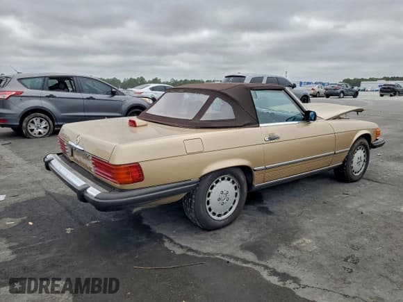 ✅ 1987 Mercedes-Benz 560 SL • VIN: WDBBA48D0HA064354 • Lot: 91847985. Listed on Copart with 74,407 mi. Free auction sales archive from the USA and detailed vehicle history report at DreamBid. Image 3.