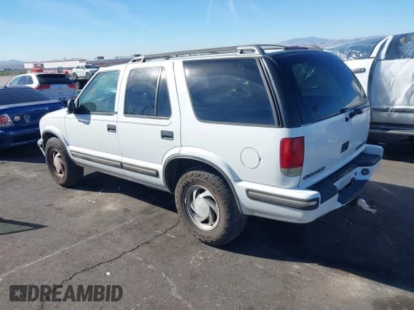 ✅ 1998 Chevrolet Blazer LS • VIN: 1GNDT13W3W2134200 • Lot: 43657607. Wystawiony na IAAI z przebiegiem Nie podano. Bezpłatny archiwum sprzedaży aukcyjnych z USA i szczegółowy raport historii pojazdu na DreamBid. Zdjęcie 3.
