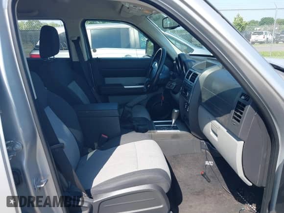 2008 Dodge Nitro SLT z VIN 1D8GT58K78W150268, wystawiony jako IAAI lot #42560600 z przebiegiem 139 749 mil mil oraz . Historia ofert i sprzedaży dostępna na DreamBid. Obrazek 5.