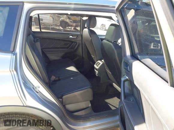 ✅ 2024 Volkswagen Tiguan SE R-Line Black • VIN: 3VV8B7AX6RM106479 • Lot: 43537761. Wystawiony na IAAI z przebiegiem 8 304 mil. Bezpłatny archiwum sprzedaży aukcyjnych z USA i szczegółowy raport historii pojazdu na DreamBid. Zdjęcie 8.