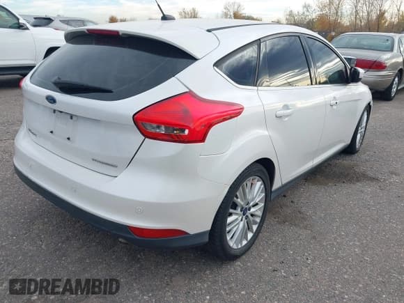 ✅ 2015 Ford Focus Titanium • VIN: 1FADP3N2XFL211275 • Lot: 43659891. Wystawiony na IAAI z przebiegiem 147 389 mil. Bezpłatny archiwum sprzedaży aukcyjnych z USA i szczegółowy raport historii pojazdu na DreamBid. Zdjęcie 4.