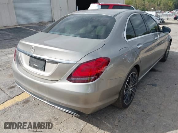 ✅ 2020 Mercedes-Benz C 300 • VIN: WDDWF8DB9LR558681 • Lot: 43382006. Wystawiony na IAAI z przebiegiem 89 634 mil. Bezpłatny archiwum sprzedaży aukcyjnych z USA i szczegółowy raport historii pojazdu na DreamBid. Zdjęcie 4.