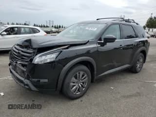 ✅ 2025 Nissan Pathfinder SV • VIN: 5N1DR3BB2SC263580 • Lot: 70879435. Wystawiony na Copart z przebiegiem 1 139 mil. Bezpłatny archiwum sprzedaży aukcyjnych z USA i szczegółowy raport historii pojazdu na DreamBid. Zdjęcie 1.