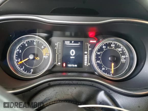 ✅ 2019 Jeep Cherokee Latitude • VIN: 1C4PJLCB1KD266942 • Лот: 82274495. Опубликован ранее на Copart с пробегом 132 176 миль. Бесплатный доступ к архиву аукционных продаж из США и подробный отчёт об истории автомобиля на DreamBid. Изображение 9.