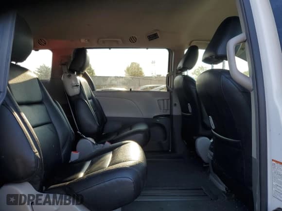 ✅ 2019 Toyota Sienna LE Auto Access Seat • VIN: 5TDKZ3DC8KS983854 • Лот: 71569695. Опубликован ранее на Copart с пробегом 80 377 миль. Бесплатный доступ к архиву аукционных продаж из США и подробный отчёт об истории автомобиля на DreamBid. Изображение 11.