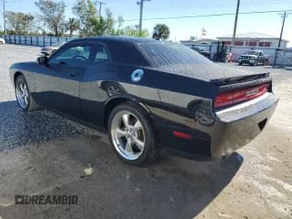 ✅ 2010 Dodge Challenger R/T Classic • VIN: 2B3CJ5DT3AH100832 • Lot: 82830024. Wystawiony na Copart z przebiegiem Nie podano. Bezpłatny archiwum sprzedaży aukcyjnych z USA i szczegółowy raport historii pojazdu na DreamBid. Zdjęcie 2.