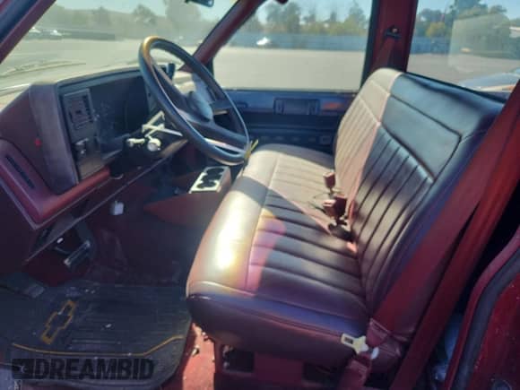 ✅ 1988 Chevrolet Silverado 1500 • VIN: 1GCDC14K1JZ301500 • Lot: 90577595. Wystawiony na Copart z przebiegiem 130 143 mil. Bezpłatny archiwum sprzedaży aukcyjnych z USA i szczegółowy raport historii pojazdu na DreamBid. Zdjęcie 7.