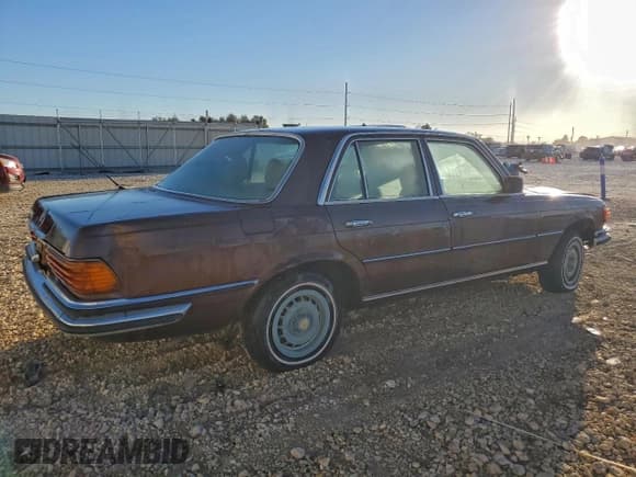 ✅ 1978 Mercedes-Benz 280 • VIN: 11602412111839 • Лот: 51789375. Опубликован ранее на Copart с пробегом 139 478 миль. Бесплатный доступ к архиву аукционных продаж из США и подробный отчёт об истории автомобиля на DreamBid. Изображение 3.