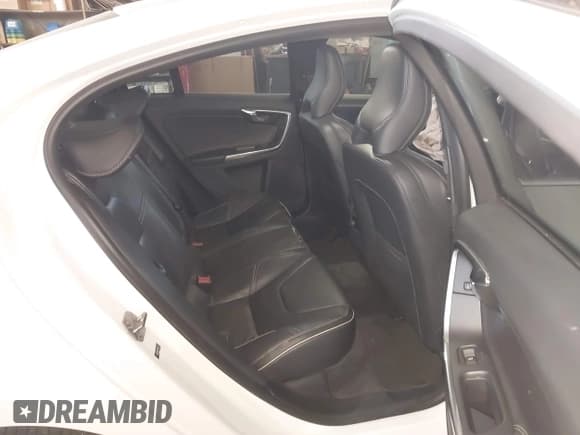 ✅ 2015 Volvo S60 T6 R-Design Platinum • VIN: YV1902THXF2313472 • Lot: 41454201. Wystawiony na IAAI z przebiegiem 64 106 mil. Bezpłatny archiwum sprzedaży aukcyjnych z USA i szczegółowy raport historii pojazdu na DreamBid. Zdjęcie 8.