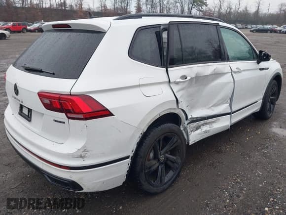 ✅ 2024 Volkswagen Tiguan SE R-Line Black • VIN: 3VV8B7AX9RM032541 • Lot: 43561533. Wystawiony na IAAI z przebiegiem 18 805 mil. Bezpłatny archiwum sprzedaży aukcyjnych z USA i szczegółowy raport historii pojazdu na DreamBid. Zdjęcie 4.