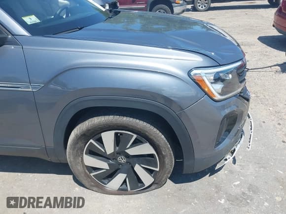 ✅ 2024 Volkswagen Atlas SE • VIN: 1V2HE2CA7RC249877 • Lot: 42614219. Wystawiony na IAAI z przebiegiem 7 108 mil. Bezpłatny archiwum sprzedaży aukcyjnych z USA i szczegółowy raport historii pojazdu na DreamBid. Zdjęcie 19.