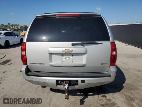 2010 Chevrolet Suburban LT z VIN 1GNUKJE36AR231624, wystawiony jako Copart lot #84595965 z przebiegiem 318 317 mil mil oraz Szkoda całkowita • Salvage title. Historia ofert i sprzedaży dostępna na DreamBid. Obrazek 6.
