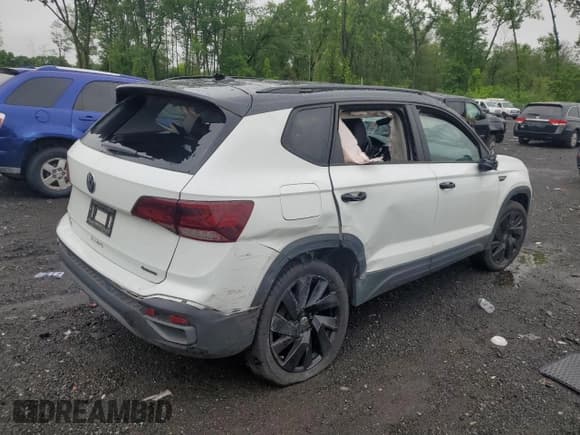 ✅ 2024 Volkswagen Taos SE Black • VIN: 3VVLX7B28RM128157 • Lot: 60040955. Wystawiony na Copart z przebiegiem Nie podano. Bezpłatny archiwum sprzedaży aukcyjnych z USA i szczegółowy raport historii pojazdu na DreamBid. Zdjęcie 3.