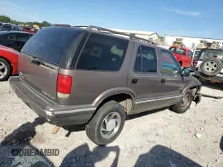 ✅ 1997 Chevrolet Blazer LS • VIN: 1GNDT13W6V2193899 • Lot: 69993485. Wystawiony na Copart z przebiegiem 142 583 mil. Bezpłatny archiwum sprzedaży aukcyjnych z USA i szczegółowy raport historii pojazdu na DreamBid. Zdjęcie 3.