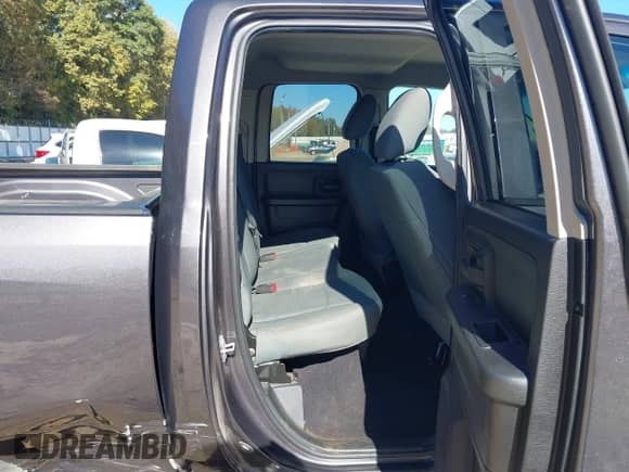 2019 Ram 1500 Tradesman z VIN 1C6RR6FTXKS515121, wystawiony jako IAAI lot #43425831 z przebiegiem 133 890 mil mil oraz . Historia ofert i sprzedaży dostępna na DreamBid. Obrazek 8.