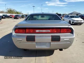 ✅ 2014 Dodge Challenger R/T Classic • VIN: 2C3CDYBT7EH105133 • Lot: 79758614. Wystawiony na Copart z przebiegiem Nie podano. Bezpłatny archiwum sprzedaży aukcyjnych z USA i szczegółowy raport historii pojazdu na DreamBid. Zdjęcie 6.