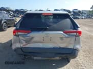 ✅ 2021 Toyota RAV4 XLE • VIN: 2T3W1RFV7MC166792 • Lot: 43355253. Wystawiony na IAAI z przebiegiem 64 443 mil. Bezpłatny archiwum sprzedaży aukcyjnych z USA i szczegółowy raport historii pojazdu na DreamBid. Zdjęcie 16.