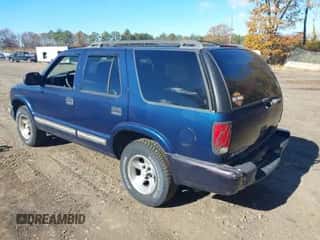 2000 Chevrolet Blazer LT with VIN 1GNCS13W4Y2333144, listed as a IAAI auction lot 43499125 with 199,369 mi miles and . Bid and sale history available at DreamBid. Image 3.
