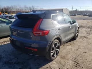 ✅ 2020 Volvo XC40 R-Design • VIN: YV4162UM5L2311182 • Lot: 69842262. Wystawiony na Copart z przebiegiem 37 558 mil. Bezpłatny archiwum sprzedaży aukcyjnych z USA i szczegółowy raport historii pojazdu na DreamBid. Zdjęcie 3.