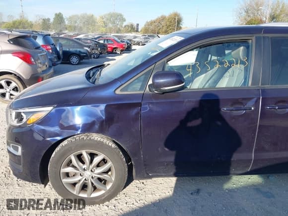 ✅ 2019 Kia Sedona LX • VIN: KNDMB5C14K6537063 • Lot: 43522213. Wystawiony na IAAI z przebiegiem 117 873 mil. Bezpłatny archiwum sprzedaży aukcyjnych z USA i szczegółowy raport historii pojazdu na DreamBid. Zdjęcie 6.