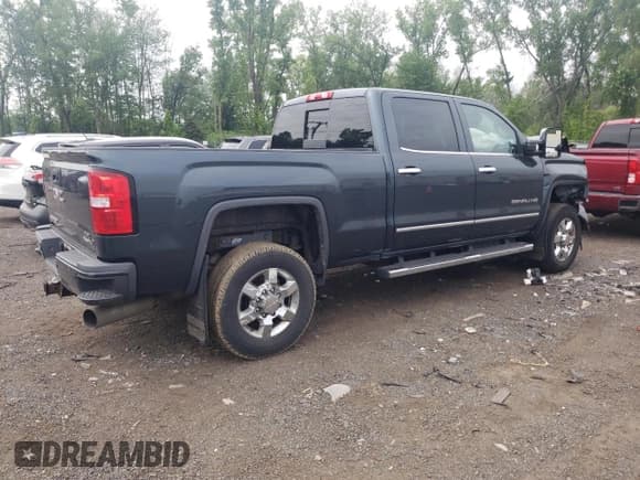 ✅ 2018 GMC Sierra 3500HD Denali • VIN: 1GT42YEY4JF100304 • Lot: 60341345. Wystawiony na Copart z przebiegiem Nie podano. Bezpłatny archiwum sprzedaży aukcyjnych z USA i szczegółowy raport historii pojazdu na DreamBid. Zdjęcie 3.