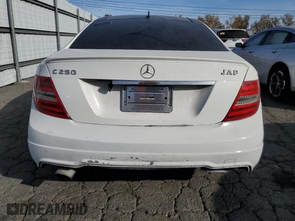 ✅ 2014 Mercedes-Benz C 250 • VIN: WDDGJ4HBXEG297100 • Lot: 85820664. Wystawiony na Copart z przebiegiem 146 605 mil. Bezpłatny archiwum sprzedaży aukcyjnych z USA i szczegółowy raport historii pojazdu na DreamBid. Zdjęcie 6.
