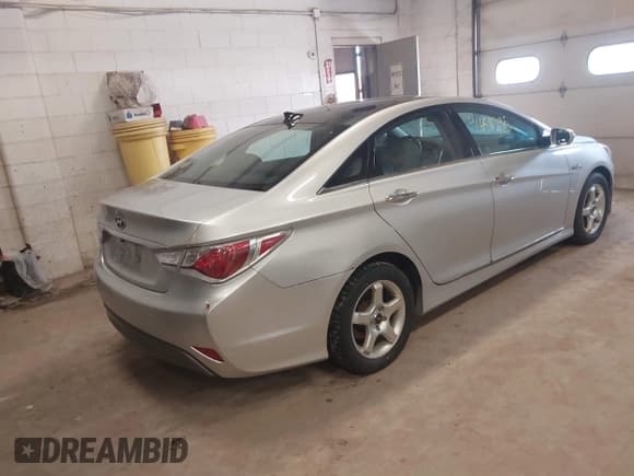 ✅ 2012 Hyundai Sonata Hybrid • VIN: KMHEC4A42CA061883 • Lot: 41658295. Listed on IAAI with 193,558 mi. Free auction sales archive from the USA and detailed vehicle history report at DreamBid. Image 4.