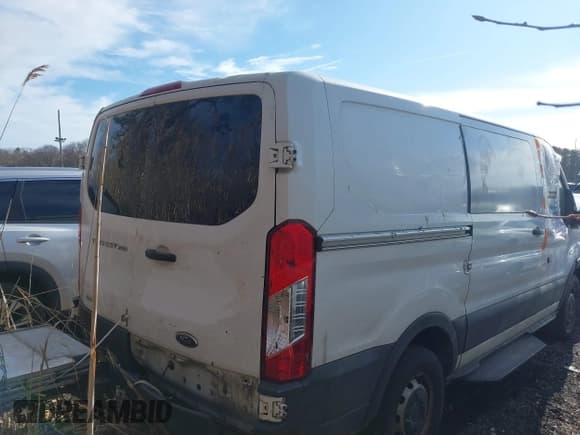 ✅ 2017 Ford Transit • VIN: 1FTYR1YG0HKA47755 • Lot: 41616601. Wystawiony na IAAI z przebiegiem 93 170 mil. Bezpłatny archiwum sprzedaży aukcyjnych z USA i szczegółowy raport historii pojazdu na DreamBid. Zdjęcie 4.