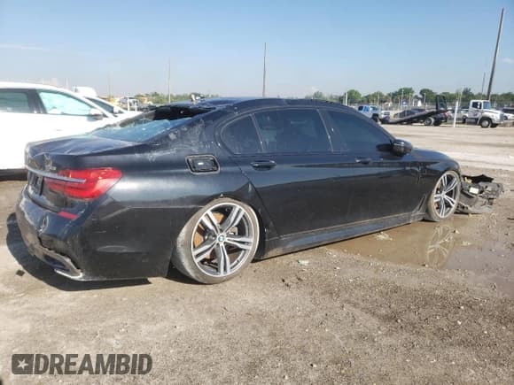 ✅ 2018 BMW 7 Series 750i • VIN: WBA7F0C58JGM23726 • Лот: 69116685. Опубликован ранее на Copart с пробегом 32 765 миль. Бесплатный доступ к архиву аукционных продаж из США и подробный отчёт об истории автомобиля на DreamBid. Изображение 3.