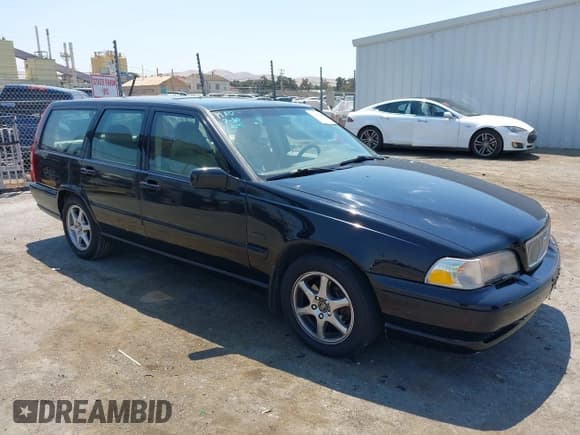 ✅ 1998 Volvo V70 GLT • VIN: YV1LW5676W2400102 • Lot: 42654549. Listed on IAAI with 121,159 mi. Free auction sales archive from the USA and detailed vehicle history report at DreamBid. Image 1.