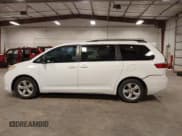 ✅ 2015 Toyota Sienna LE • VIN: 5TDKK3DC5FS579680 • Lot: 43607078. Wystawiony na IAAI z przebiegiem 175 911 mil. Bezpłatny archiwum sprzedaży aukcyjnych z USA i szczegółowy raport historii pojazdu na DreamBid. Zdjęcie 15.
