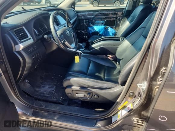 ✅ 2017 Toyota Highlander XLE • VIN: 5TDKZRFH2HS509077 • Lot: 86220585. Listed on Copart with 138,732 mi. Free auction sales archive from the USA and detailed vehicle history report at DreamBid. Image 7.