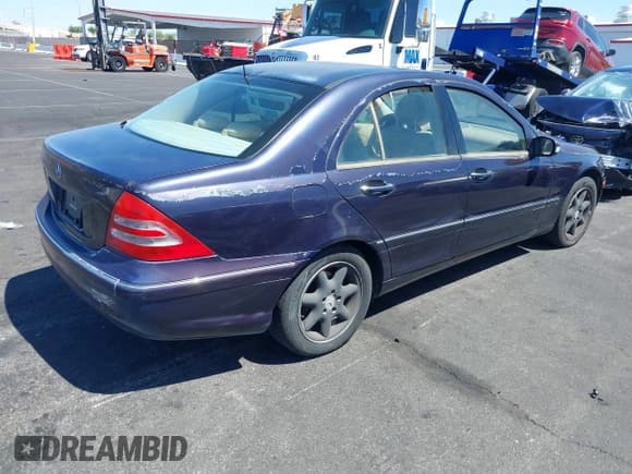 ✅ 2003 Mercedes-Benz C 240 • VIN: WDBRF61J43E010505 • Лот: 42353033. Опубликован ранее на IAAI с пробегом Не указан. Бесплатный доступ к архиву аукционных продаж из США и подробный отчёт об истории автомобиля на DreamBid. Изображение 4.