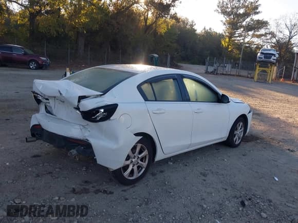 ✅ 2011 Mazda 3 i Touring • VIN: JM1BL1VF4B1498803 • Lot: 43502326. Wystawiony na IAAI z przebiegiem 158 514 mil. Bezpłatny archiwum sprzedaży aukcyjnych z USA i szczegółowy raport historii pojazdu na DreamBid. Zdjęcie 4.