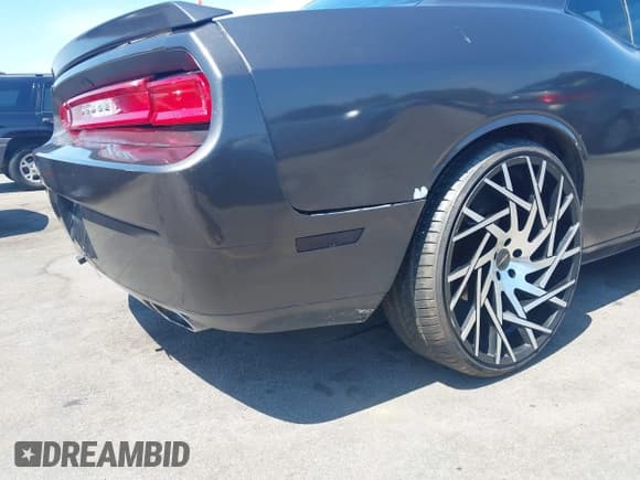 ✅ 2013 Dodge Challenger R/T Classic • VIN: 2C3CDYBT1DH670959 • Lot: 43122426. Wystawiony na IAAI z przebiegiem 132 507 mil. Bezpłatny archiwum sprzedaży aukcyjnych z USA i szczegółowy raport historii pojazdu na DreamBid. Zdjęcie 6.