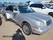 ✅ 1998 Mercedes-Benz E 320 • VIN: WDBJF65F4WA699931 • Lot: 43653446. Wystawiony na IAAI z przebiegiem 126 403 mil. Bezpłatny archiwum sprzedaży aukcyjnych z USA i szczegółowy raport historii pojazdu na DreamBid. Zdjęcie 1.