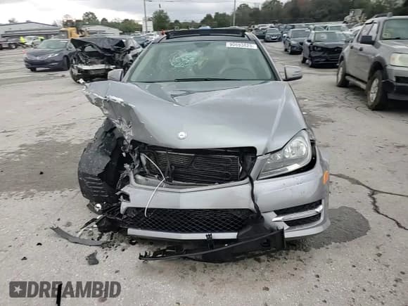 ✅ 2013 Mercedes-Benz C 250 • VIN: WDDGJ4HB9DF946888 • Lot: 90693825. Wystawiony na Copart z przebiegiem 88 385 mil. Bezpłatny archiwum sprzedaży aukcyjnych z USA i szczegółowy raport historii pojazdu na DreamBid. Zdjęcie 13.