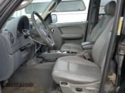 ✅ 2005 Jeep Liberty Limited • VIN: 1J4GL58K35W668849 • Лот: 64760375. Опубликован ранее на Copart с пробегом 131 190 миль. Бесплатный доступ к архиву аукционных продаж из США и подробный отчёт об истории автомобиля на DreamBid. Изображение 7.