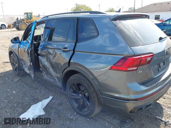 ✅ 2024 Volkswagen Tiguan SE R-Line Black • VIN: 3VVCB7AX5RM210391 • Lot: 43235811. Wystawiony na IAAI z przebiegiem 7 922 mil. Bezpłatny archiwum sprzedaży aukcyjnych z USA i szczegółowy raport historii pojazdu na DreamBid. Zdjęcie 3.