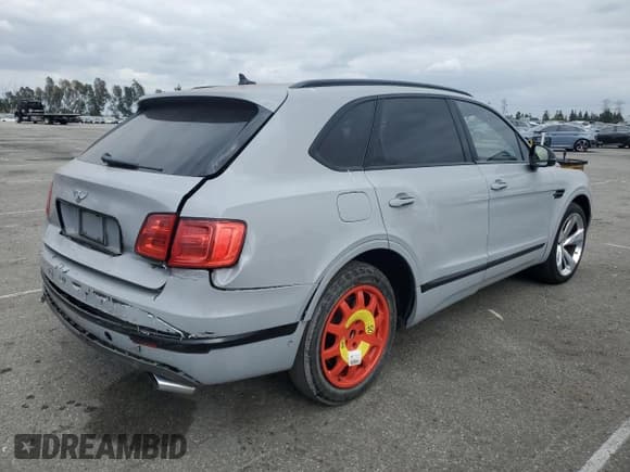 ✅ 2017 Bentley Bentayga W12 • VIN: SJAAC2ZV0HC015387 • Лот: 53551835. Опубликован ранее на Copart с пробегом 38 573 миль. Бесплатный доступ к архиву аукционных продаж из США и подробный отчёт об истории автомобиля на DreamBid. Изображение 3.