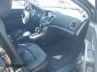 2014 Chevrolet Cruze LTZ z VIN 1G1PG5SBXE7399125, wystawiony jako IAAI lot #43358990 z przebiegiem 128 950 mil mil oraz . Historia ofert i sprzedaży dostępna na DreamBid. Obrazek 5.