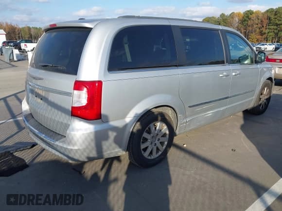 ✅ 2011 Chrysler Town & Country Touring • VIN: 2A4RR8DG5BR607811 • Lot: 43649745. Wystawiony na IAAI z przebiegiem 219 523 mil. Bezpłatny archiwum sprzedaży aukcyjnych z USA i szczegółowy raport historii pojazdu na DreamBid. Zdjęcie 4.