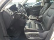 ✅ 2017 Volkswagen Tiguan Sport • VIN: WVGTV7AX8HK021175 • Lot: 66641515. Wystawiony na Copart z przebiegiem 130 436 mil. Bezpłatny archiwum sprzedaży aukcyjnych z USA i szczegółowy raport historii pojazdu na DreamBid. Zdjęcie 7.