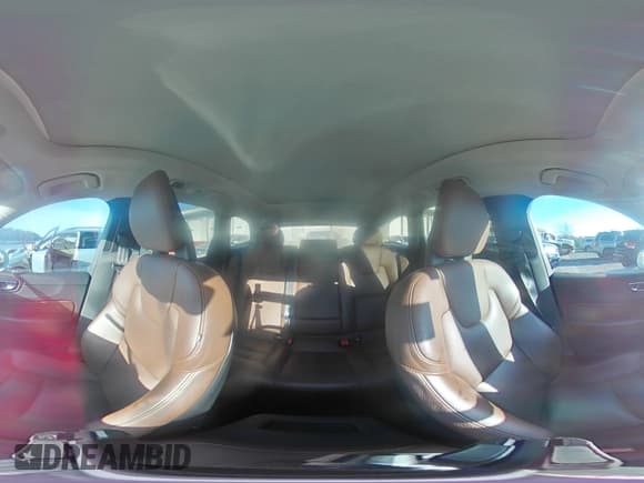 ✅ 2018 Volvo XC60 Momentum • VIN: LYV102RK0JB068923 • Lot: 90018685. Wystawiony na Copart z przebiegiem 67 853 mil. Bezpłatny archiwum sprzedaży aukcyjnych z USA i szczegółowy raport historii pojazdu na DreamBid. Zdjęcie 16.