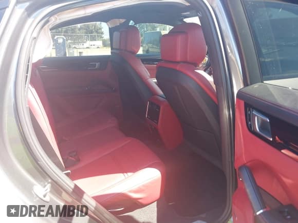 ✅ 2021 Porsche Cayenne S • VIN: WP1BB2AY5MDA46018 • Lot: 43235083. Wystawiony na IAAI z przebiegiem 28 081 mil. Bezpłatny archiwum sprzedaży aukcyjnych z USA i szczegółowy raport historii pojazdu na DreamBid. Zdjęcie 8.