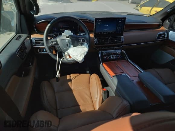 ✅ 2024 Lincoln Navigator Reserve • VIN: 5LMJJ2LG9REL20741 • Lot: 71867135. Wystawiony na Copart z przebiegiem 5 698 mil. Bezpłatny archiwum sprzedaży aukcyjnych z USA i szczegółowy raport historii pojazdu na DreamBid. Zdjęcie 8.