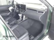 ✅ 2023 Toyota Corolla Cross XLE • VIN: 7MUDAAAGXPV063698 • Lot: 42181158. Wystawiony na IAAI z przebiegiem 22 983 mil. Bezpłatny archiwum sprzedaży aukcyjnych z USA i szczegółowy raport historii pojazdu na DreamBid. Zdjęcie 5.